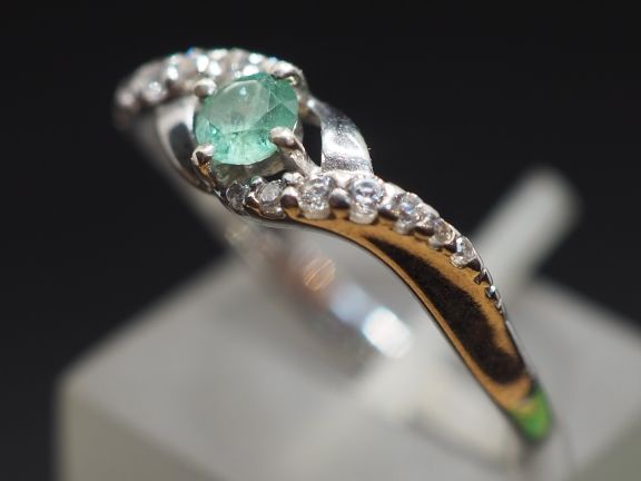 Серебряное кольцо с натуральным изумрудом и фианитами - 160