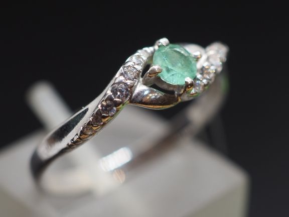 Серебряное кольцо с натуральным изумрудом и фианитами - 160