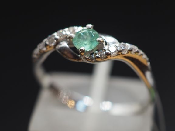 Серебряное кольцо с натуральным изумрудом и фианитами - 160