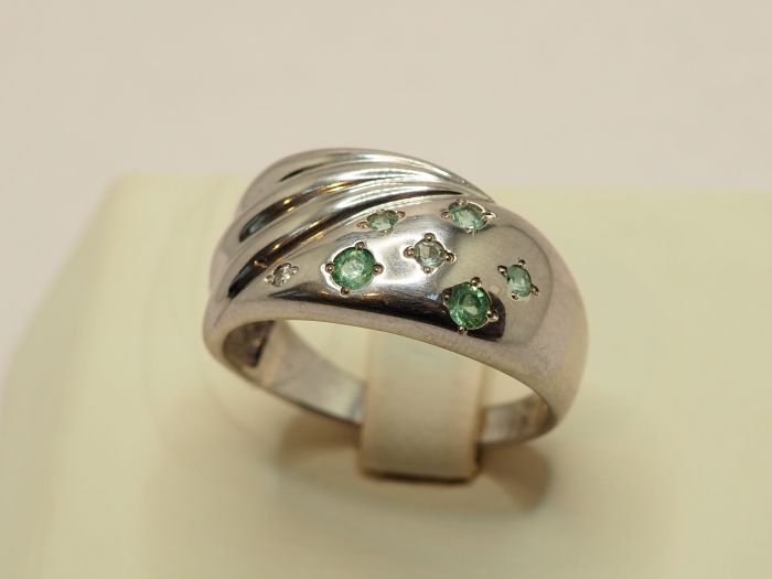 Серебряное кольцо с изумрудом 0.10 карат - 289