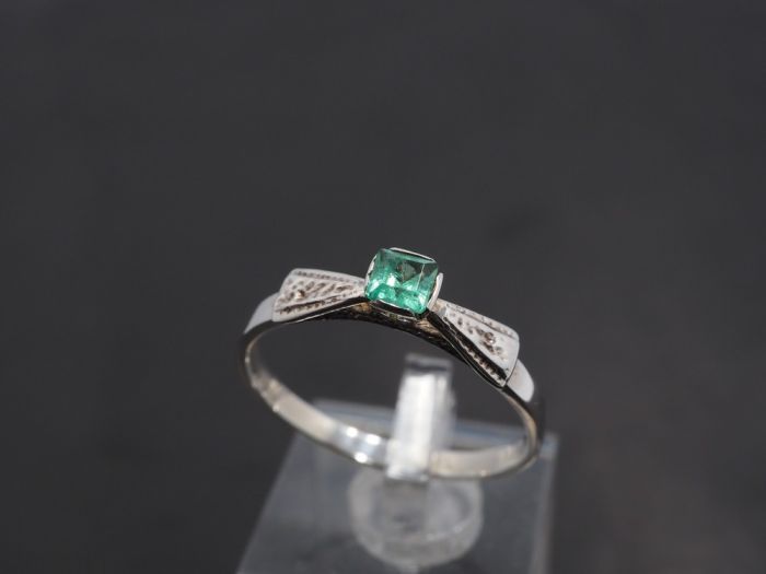 Серебряное кольцо 925 пробы с Уральским изумрудом 0.26 карат 4/3+ - 69