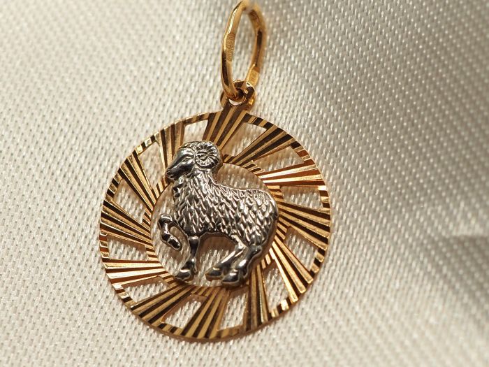 Подвеска золотая знак зодиака овен-378