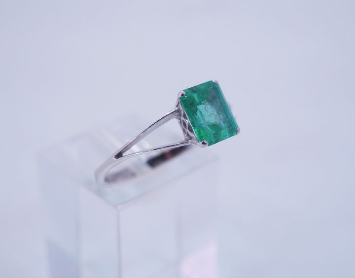 Серебряное кольцо 925 пробы с природным изумрудом 1.2 карат 5/3 - 70