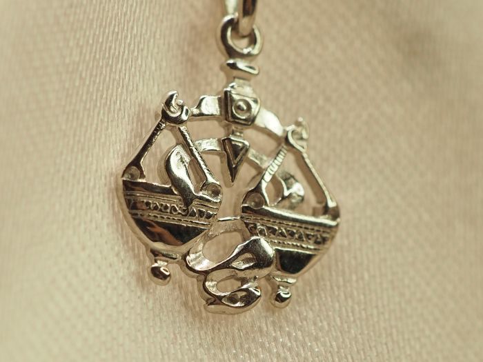 Серебряная подвеска Весы-637