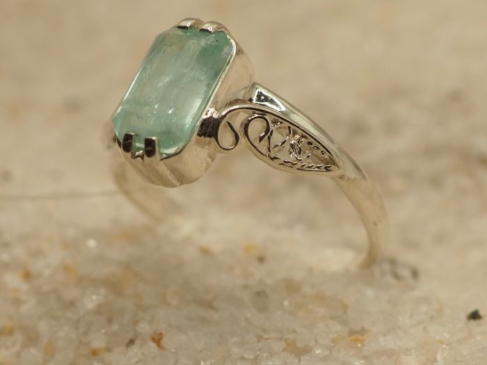 Серебряное кольцо с натуральным бериллом-660