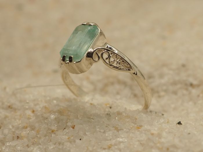 Серебряное кольцо с натуральным бериллом-660