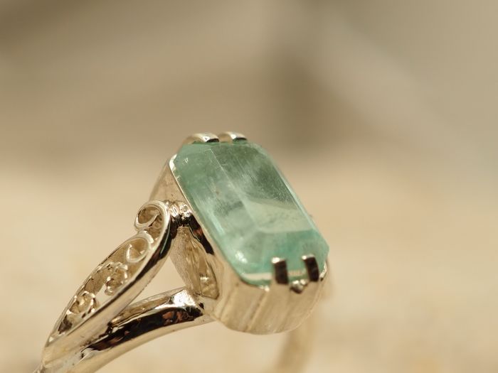 Серебряное кольцо с натуральным бериллом-660