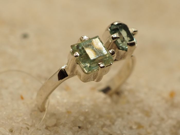 Серебряное кольцо 925 пробы с уральским бериллами-663