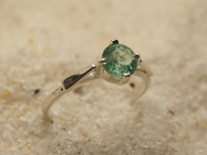 Серебряное кольцо с натуральным бериллом-670
