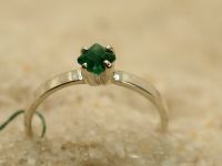 Серебряное кольцо с натуральным изумрудом-743