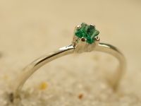 Серебряное кольцо с натуральным изумрудом-750